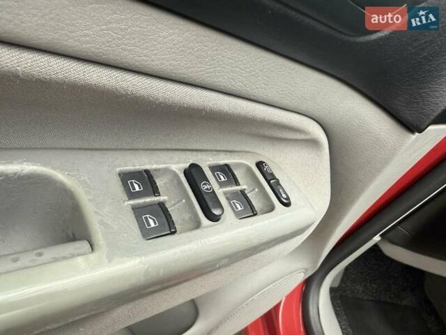 Красный Фольксваген Гольф, объемом двигателя 1.6 л и пробегом 187 тыс. км за 4250 $, фото 12 на Automoto.ua