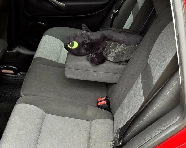 Красный Фольксваген Гольф, объемом двигателя 1.6 л и пробегом 187 тыс. км за 5300 $, фото 13 на Automoto.ua