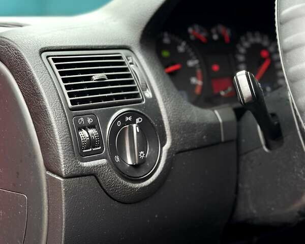 Красный Фольксваген Гольф, объемом двигателя 1.6 л и пробегом 187 тыс. км за 5300 $, фото 14 на Automoto.ua