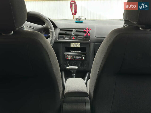 Красный Фольксваген Гольф, объемом двигателя 1.6 л и пробегом 187 тыс. км за 4450 $, фото 35 на Automoto.ua