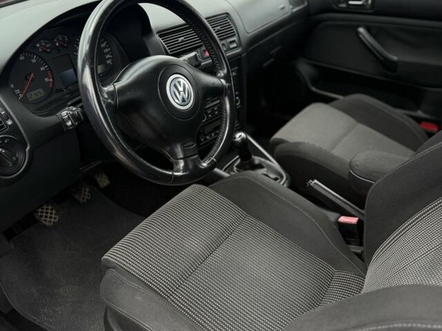 Красный Фольксваген Гольф, объемом двигателя 2 л и пробегом 198 тыс. км за 4950 $, фото 5 на Automoto.ua