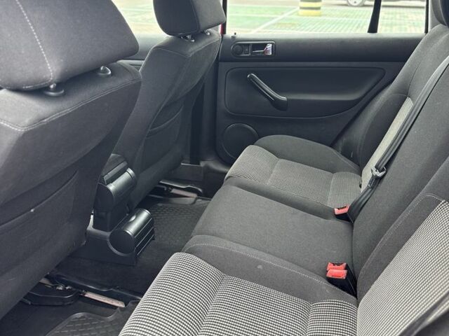 Красный Фольксваген Гольф, объемом двигателя 2 л и пробегом 198 тыс. км за 4950 $, фото 7 на Automoto.ua