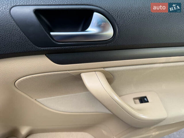 Червоний Фольксваген Гольф, об'ємом двигуна 1.6 л та пробігом 297 тис. км за 5999 $, фото 41 на Automoto.ua