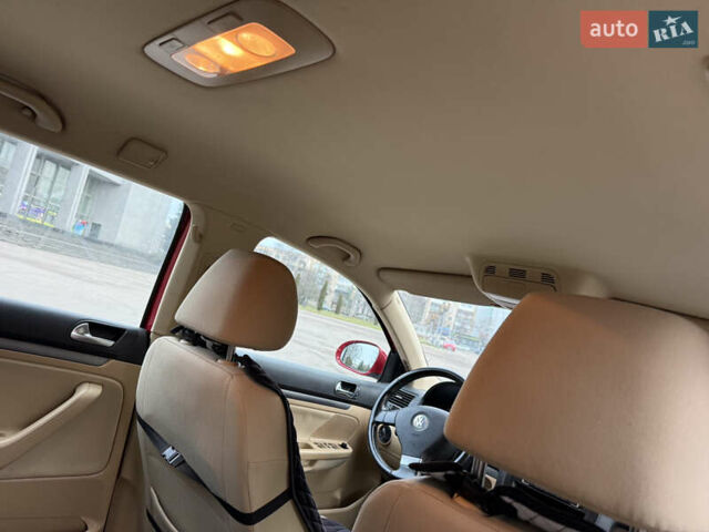 Красный Фольксваген Гольф, объемом двигателя 1.6 л и пробегом 299 тыс. км за 5250 $, фото 69 на Automoto.ua