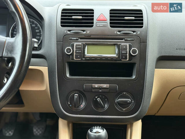 Красный Фольксваген Гольф, объемом двигателя 1.6 л и пробегом 299 тыс. км за 5250 $, фото 40 на Automoto.ua