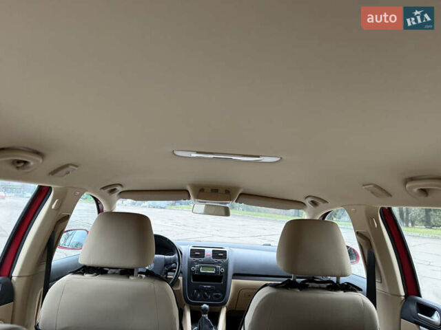 Красный Фольксваген Гольф, объемом двигателя 1.6 л и пробегом 299 тыс. км за 5250 $, фото 44 на Automoto.ua