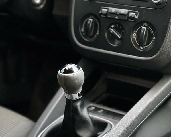 Красный Фольксваген Гольф, объемом двигателя 1.9 л и пробегом 295 тыс. км за 5699 $, фото 14 на Automoto.ua