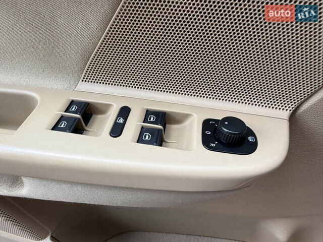 Червоний Фольксваген Гольф, об'ємом двигуна 1.6 л та пробігом 297 тис. км за 5999 $, фото 70 на Automoto.ua