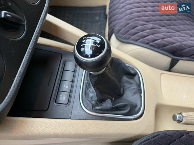 Красный Фольксваген Гольф, объемом двигателя 1.6 л и пробегом 299 тыс. км за 5250 $, фото 47 на Automoto.ua