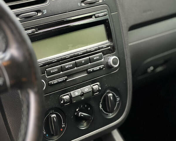 Красный Фольксваген Гольф, объемом двигателя 1.9 л и пробегом 295 тыс. км за 5699 $, фото 12 на Automoto.ua