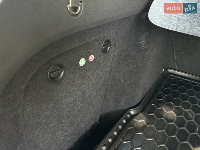 Червоний Фольксваген Гольф, об'ємом двигуна 1.6 л та пробігом 297 тис. км за 5999 $, фото 38 на Automoto.ua