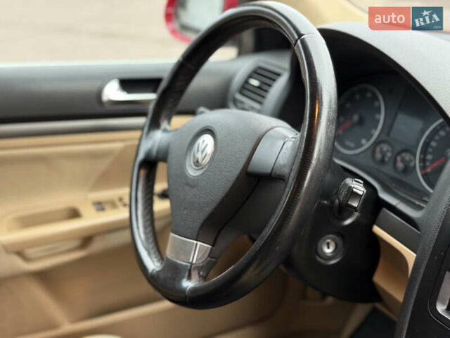 Красный Фольксваген Гольф, объемом двигателя 1.6 л и пробегом 299 тыс. км за 5250 $, фото 48 на Automoto.ua
