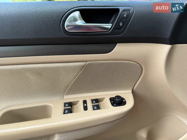 Червоний Фольксваген Гольф, об'ємом двигуна 1.6 л та пробігом 297 тис. км за 5999 $, фото 69 на Automoto.ua