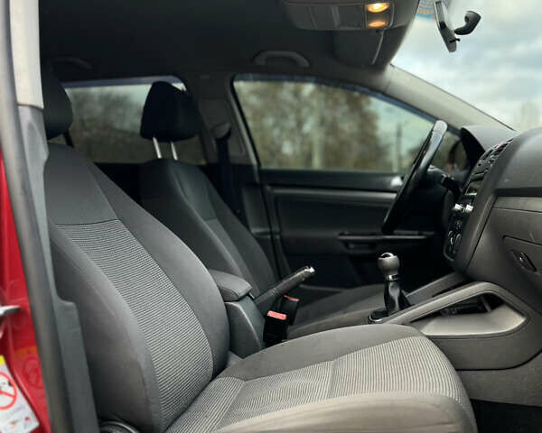 Красный Фольксваген Гольф, объемом двигателя 1.9 л и пробегом 295 тыс. км за 5699 $, фото 15 на Automoto.ua