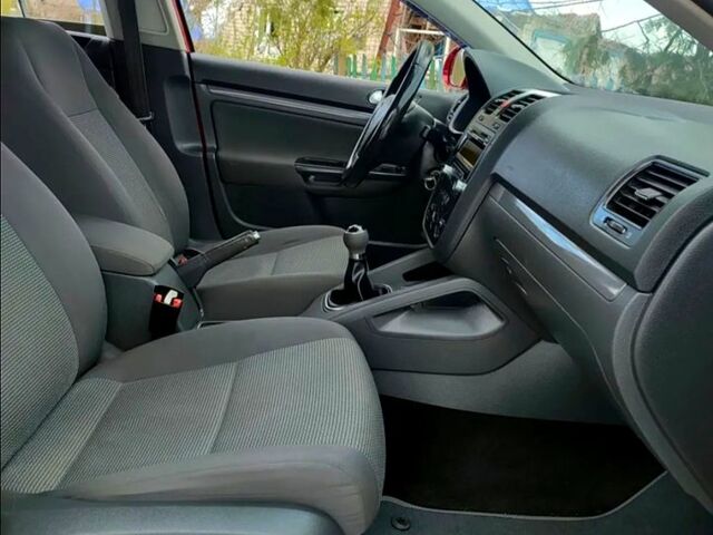 Красный Фольксваген Гольф, объемом двигателя 1.9 л и пробегом 288 тыс. км за 5000 $, фото 4 на Automoto.ua