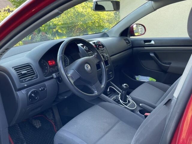 Красный Фольксваген Гольф, объемом двигателя 1.4 л и пробегом 225 тыс. км за 5100 $, фото 6 на Automoto.ua