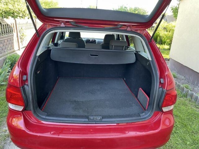 Красный Фольксваген Гольф, объемом двигателя 1.4 л и пробегом 225 тыс. км за 5100 $, фото 4 на Automoto.ua