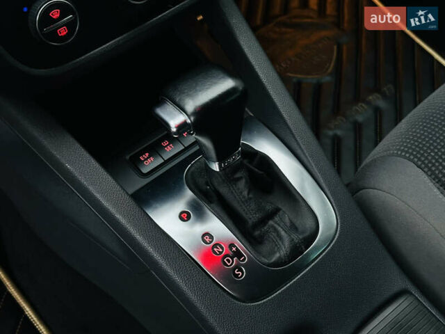 Червоний Фольксваген Гольф, об'ємом двигуна 1.39 л та пробігом 227 тис. км за 7800 $, фото 32 на Automoto.ua