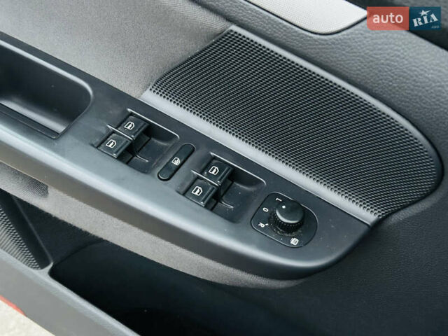 Червоний Фольксваген Гольф, об'ємом двигуна 1.39 л та пробігом 227 тис. км за 7800 $, фото 25 на Automoto.ua