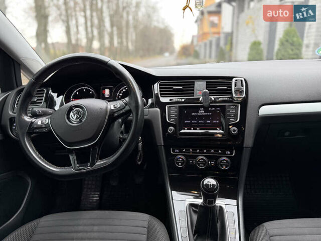 Красный Фольксваген Гольф, объемом двигателя 1.6 л и пробегом 233 тыс. км за 11500 $, фото 28 на Automoto.ua