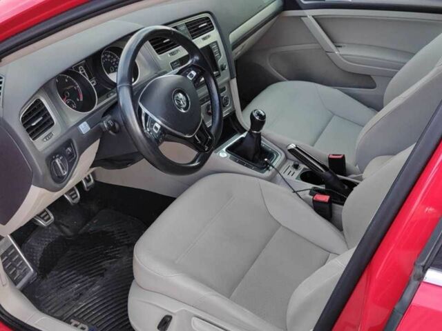 Фольксваген Гольф 2015 в Полтаве на Automoto.ua Красный Фольксваген Гольф, объемом двигателя 2 л и пробегом 133 тыс. км за 11250 $, фото 2 на Automoto.ua