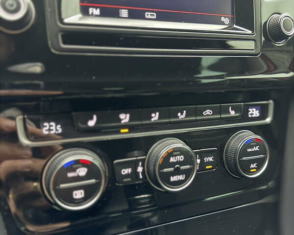 Красный Фольксваген Гольф, объемом двигателя 1.6 л и пробегом 233 тыс. км за 11500 $, фото 38 на Automoto.ua