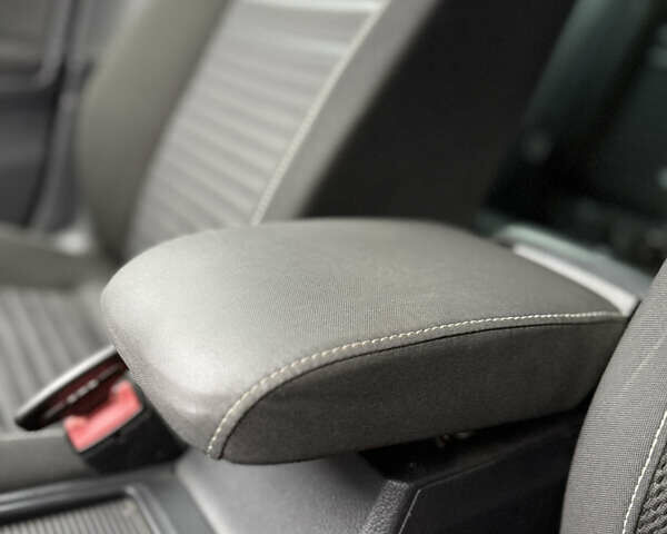 Красный Фольксваген Гольф, объемом двигателя 1.6 л и пробегом 233 тыс. км за 11500 $, фото 35 на Automoto.ua