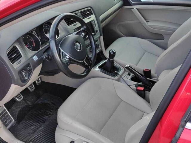 Фольксваген Гольф 2015 в Полтаве на Automoto.ua Красный Фольксваген Гольф, объемом двигателя 2 л и пробегом 133 тыс. км за 11250 $, фото 1 на Automoto.ua