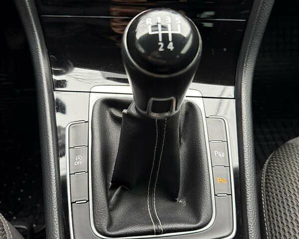 Красный Фольксваген Гольф, объемом двигателя 1.6 л и пробегом 233 тыс. км за 11500 $, фото 37 на Automoto.ua