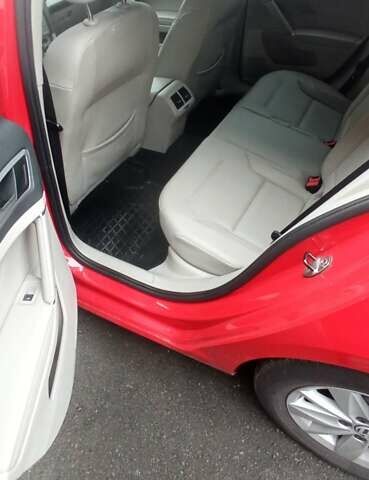 Красный Фольксваген Гольф, объемом двигателя 1.8 л и пробегом 175 тыс. км за 10000 $, фото 2 на Automoto.ua