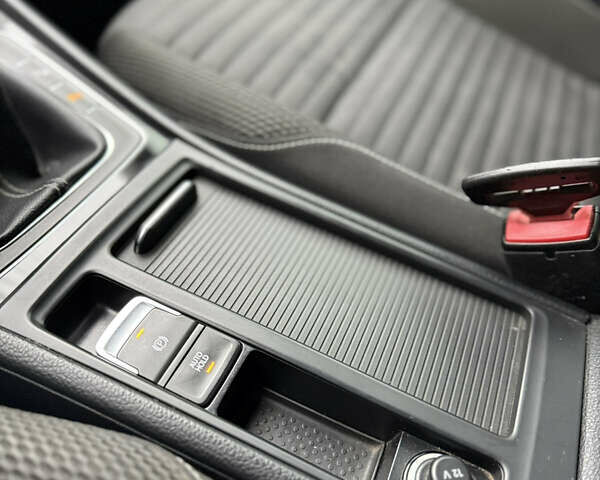 Красный Фольксваген Гольф, объемом двигателя 1.6 л и пробегом 233 тыс. км за 11500 $, фото 36 на Automoto.ua