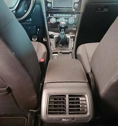 Красный Фольксваген Гольф, объемом двигателя 1.97 л и пробегом 273 тыс. км за 11900 $, фото 1 на Automoto.ua