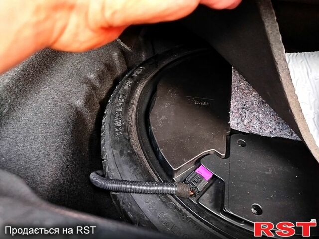 Червоний Фольксваген Гольф, об'ємом двигуна 2 л та пробігом 260 тис. км за 13500 $, фото 4 на Automoto.ua