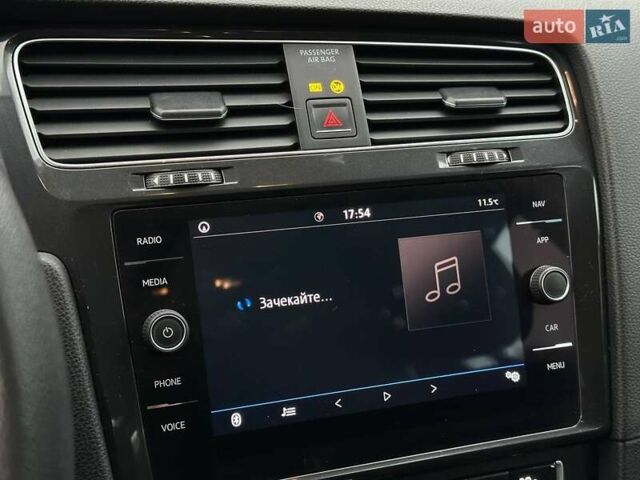 Красный Фольксваген Гольф, объемом двигателя 1.6 л и пробегом 233 тыс. км за 12700 $, фото 22 на Automoto.ua