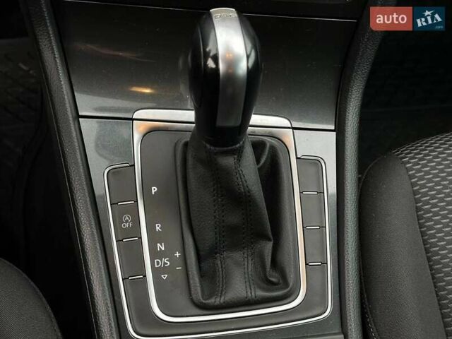 Красный Фольксваген Гольф, объемом двигателя 1.6 л и пробегом 233 тыс. км за 12700 $, фото 21 на Automoto.ua