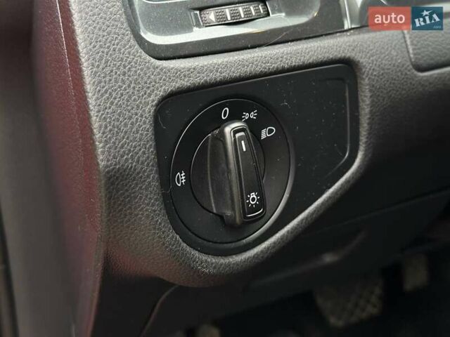 Красный Фольксваген Гольф, объемом двигателя 1.6 л и пробегом 233 тыс. км за 12700 $, фото 17 на Automoto.ua