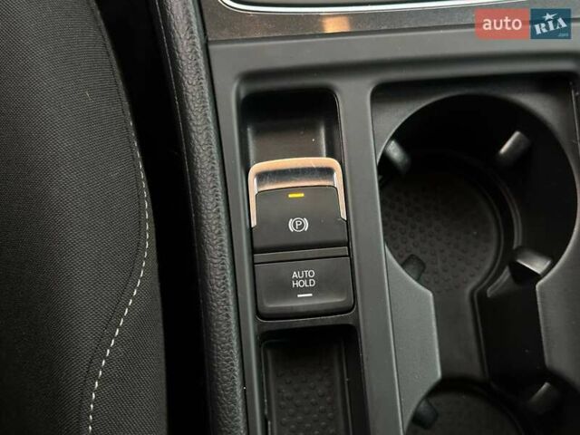 Красный Фольксваген Гольф, объемом двигателя 1.6 л и пробегом 233 тыс. км за 12700 $, фото 20 на Automoto.ua