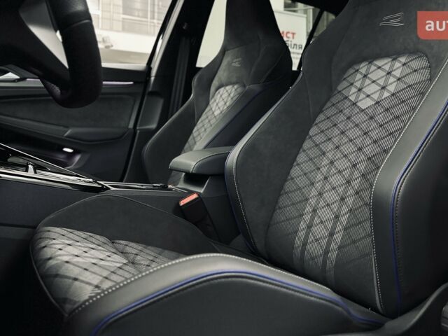 купить новое авто Фольксваген Гольф 2025 года от официального дилера Автодім Атлант на Вацлава Гавела Фольксваген фото