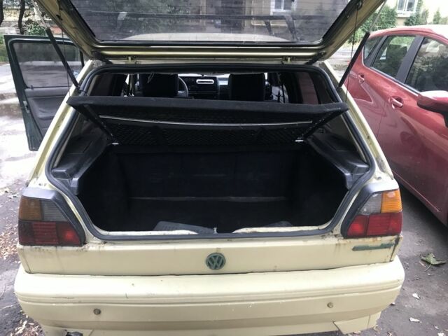 Желтый Фольксваген Гольф, объемом двигателя 1.6 л и пробегом 400 тыс. км за 1000 $, фото 7 на Automoto.ua