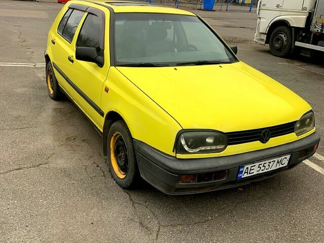 Желтый Фольксваген Гольф, объемом двигателя 1.9 л и пробегом 250 тыс. км за 1600 $, фото 1 на Automoto.ua