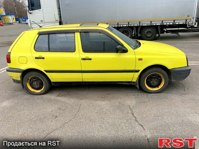 Желтый Фольксваген Гольф, объемом двигателя 1.9 л и пробегом 250 тыс. км за 1600 $, фото 2 на Automoto.ua