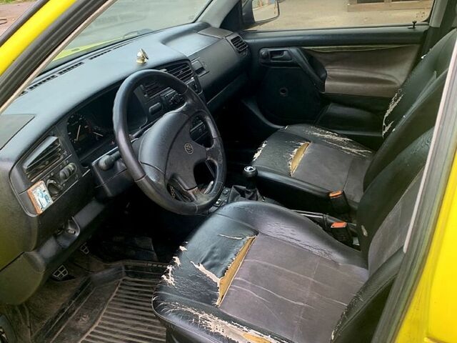 Желтый Фольксваген Гольф, объемом двигателя 1.9 л и пробегом 250 тыс. км за 1600 $, фото 4 на Automoto.ua