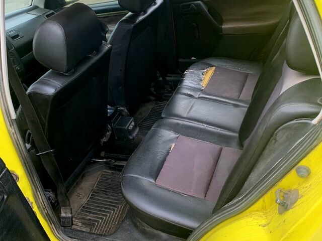 Желтый Фольксваген Гольф, объемом двигателя 1.9 л и пробегом 250 тыс. км за 1600 $, фото 6 на Automoto.ua