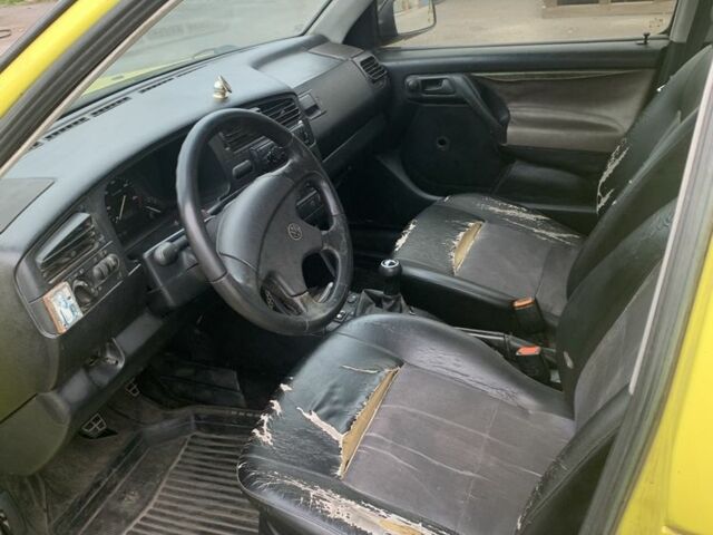 Жовтий Фольксваген Гольф, об'ємом двигуна 1.9 л та пробігом 215 тис. км за 1621 $, фото 5 на Automoto.ua