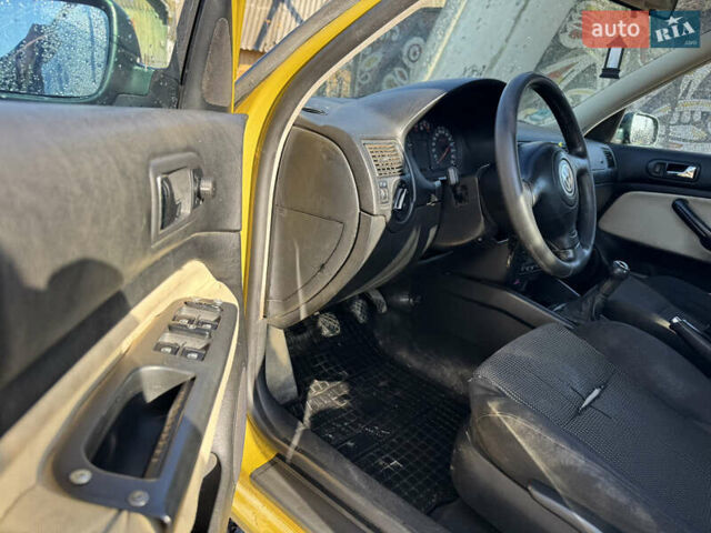 Желтый Фольксваген Гольф, объемом двигателя 1.6 л и пробегом 350 тыс. км за 2450 $, фото 9 на Automoto.ua