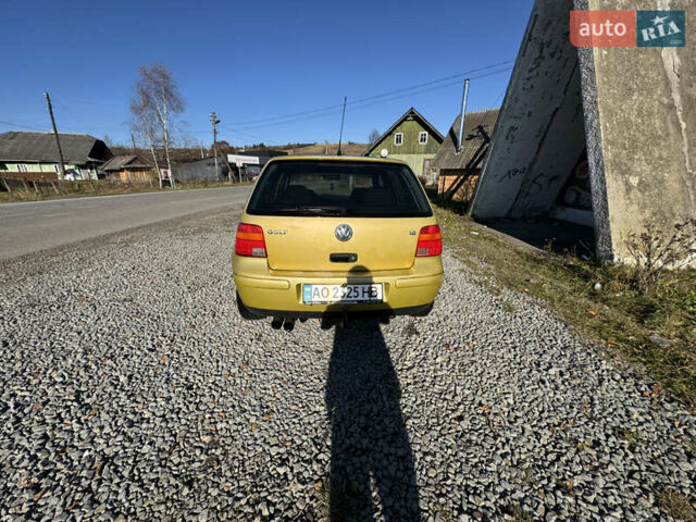 Желтый Фольксваген Гольф, объемом двигателя 1.6 л и пробегом 350 тыс. км за 2450 $, фото 2 на Automoto.ua