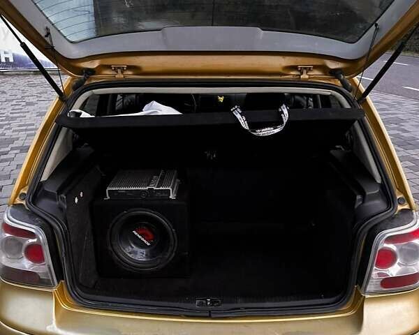 Желтый Фольксваген Гольф, объемом двигателя 1.6 л и пробегом 318 тыс. км за 2900 $, фото 3 на Automoto.ua