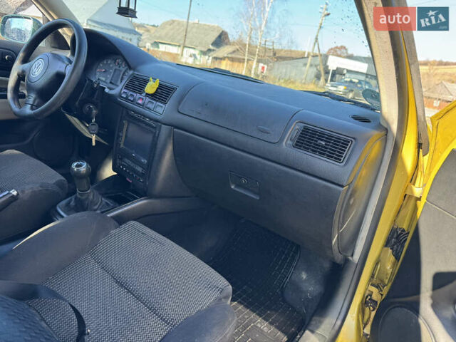 Желтый Фольксваген Гольф, объемом двигателя 1.6 л и пробегом 350 тыс. км за 2450 $, фото 13 на Automoto.ua