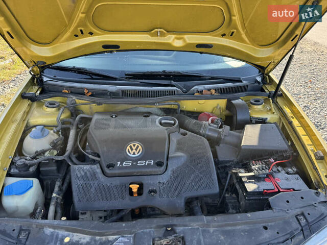 Желтый Фольксваген Гольф, объемом двигателя 1.6 л и пробегом 350 тыс. км за 2450 $, фото 11 на Automoto.ua