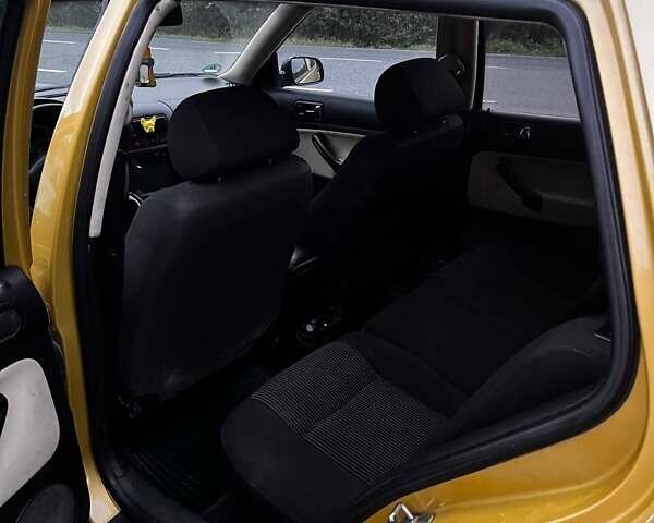 Желтый Фольксваген Гольф, объемом двигателя 1.6 л и пробегом 318 тыс. км за 2900 $, фото 10 на Automoto.ua